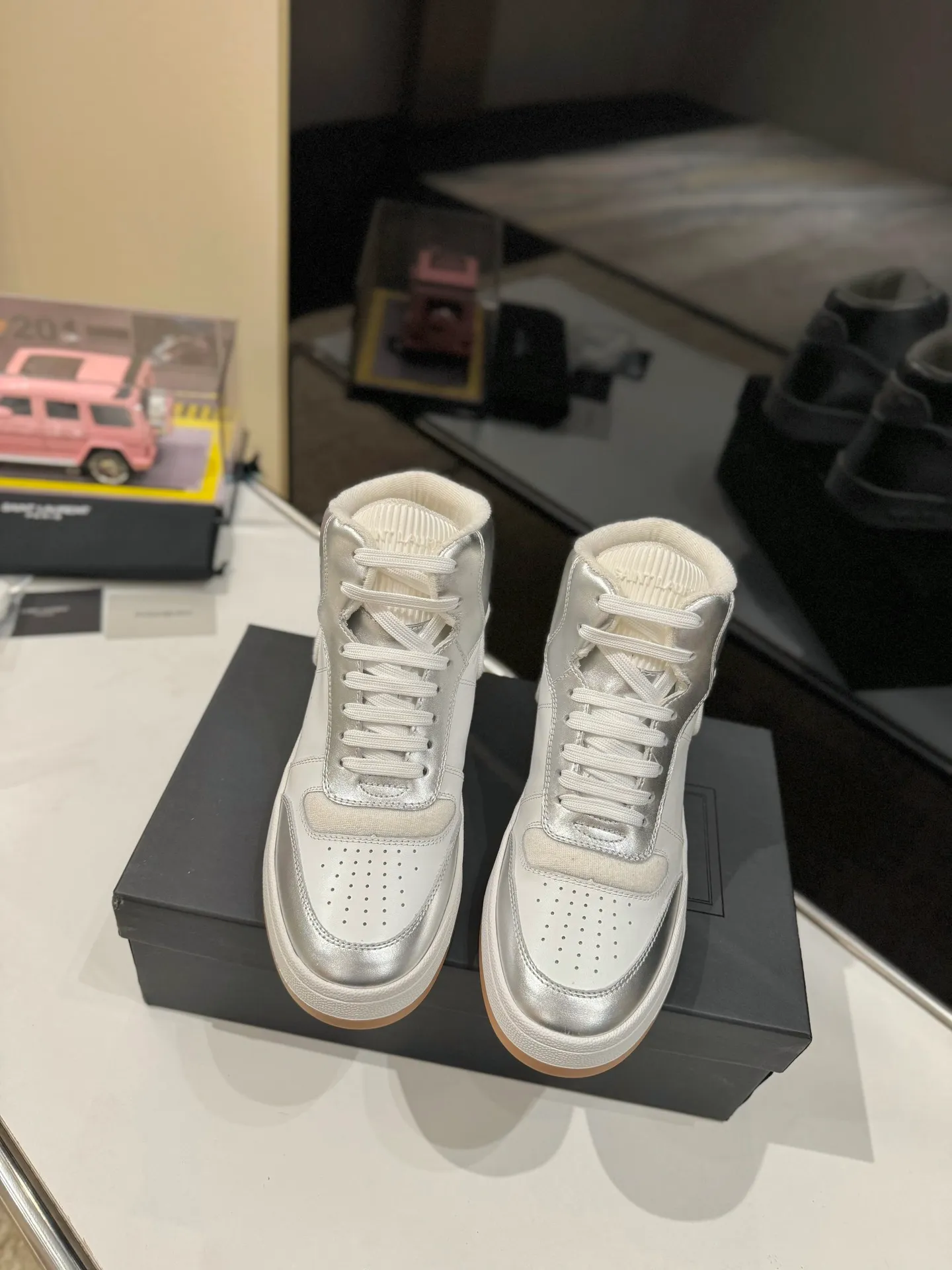 👟👟Ex-factory price 680👟👟 [High version for couples] YSL SAINT LAURENT Yves Saint Laurent SL61, the latest popular casual series in spring and summer...👍👍 Yves Saint Laurent SL61, original purchase, 1:1 replica, fresh blood injection and casual retro design, super good-looking and versatile, the upper is made of cowhide punching and splicing, the upper is super soft , lightweight and comfortable to match with sweatshirts, it is recommended to have one pair in each hand😁 ✅Fabric: Original customized cowhide ➕Punching process ➕Last process ✅Inner lining: Original towel lining ✅Feet: Original customized cowhide ✅Outsole: Original molded two-color bottom ✅Packaging: Original full set of packaging ✅Code number: 35-46 (Female 41.42. Male 38.45.46 Customized, non-returnable)